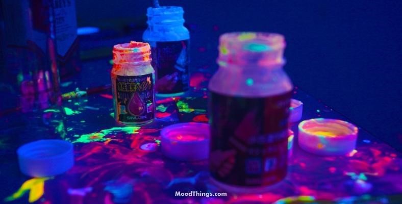 how do blacklight posters work